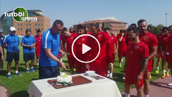 Kayserispor'da antrenman öncesi kutlama