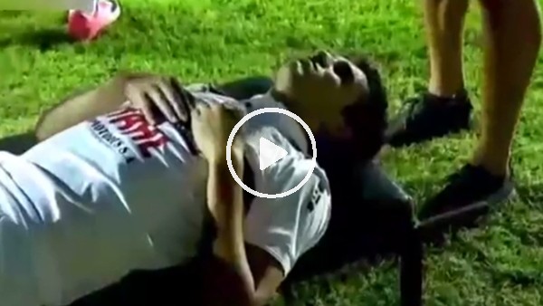 Ayağı kırıldı, annesi sahaya indi!