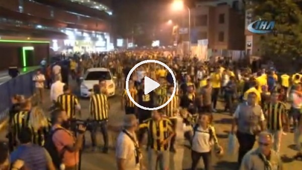 Fenerbahçeli taraftarlar, galibiyeti kutladı