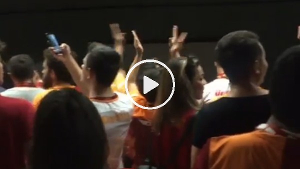 Galatasaray taraftarı metroda "Sen olsan bari" isimli şarkıyı çaldırdı