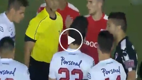 Rakibi suratını dağıttı, hakem kart vermedi