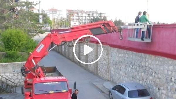 Cezalı taraftarlar maçı vinçle izledi!