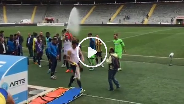 Ankaragücünün golcüsü Umut Nayır, formasını taraftara verdi