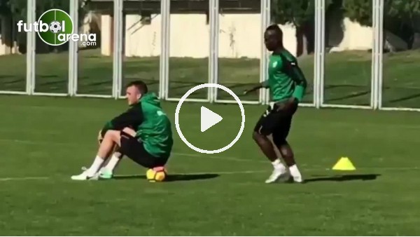 Bursasporlu Badu'dan Ertuğrul Ersoy'a fena şaka