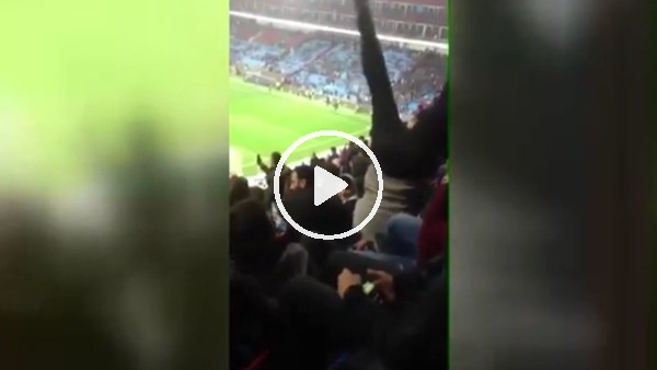Trabzonsporlu taraftar, amuda kalkarak tribünleri coşturdu!