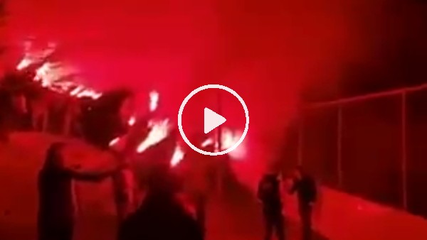 Trabzonsor taraftarı Galatasaray maçı öncesi tesislerde futbolculara moral verdi