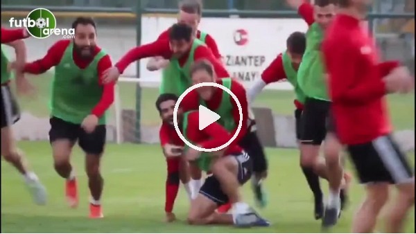 Gazişehir Gaziantepspor'lu futbolcuların neşeli idmanı