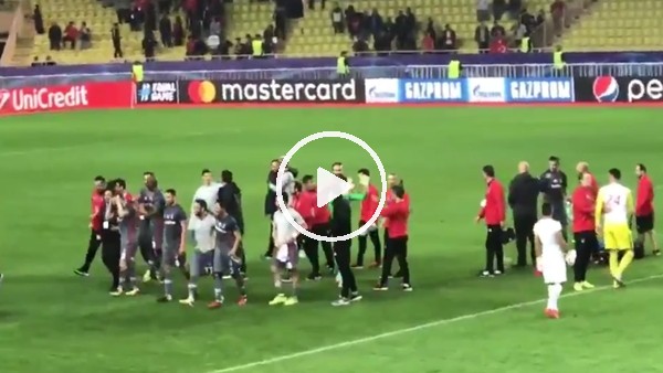 Beşiktaş futbolcular galibiyeti taraftarlarla paylaştı