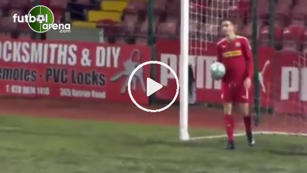 Kendi kalesine golü attı, taraftarı da alkışladı