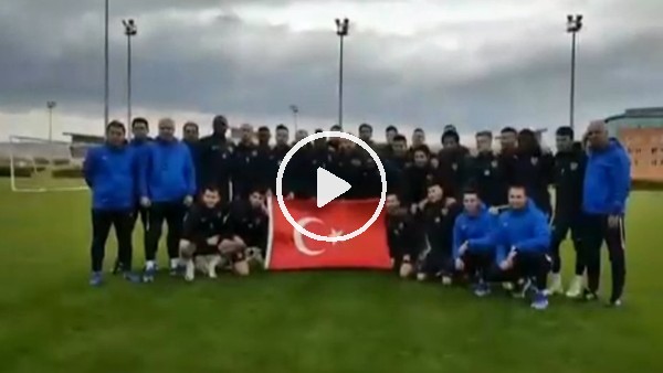 Kayserisporlu futbolcular, Türk bayrağı açarak poz verdi
