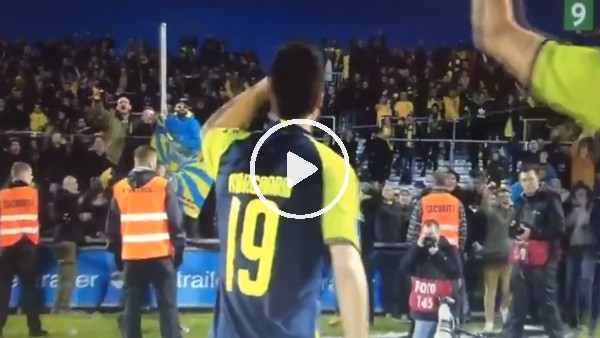 Tribünden gelen birayı içen futbolcu