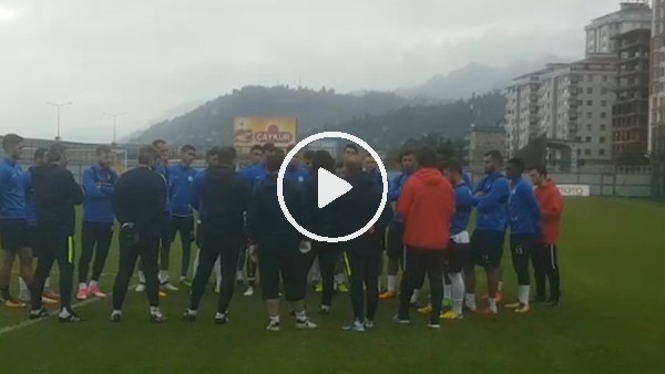 İbrahim Üzülmez idman öncesi futbolcularla toplantı yaptı