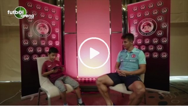 "Emre Belözoğlu olmanın en zor yanı nedir?"