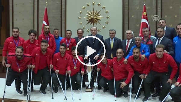 Cumhurbaşkanı Erdoğan, Ampute Futbol A Milli Takımı ile Tekerlekli Sandalye Basketbol A Milli Takımı'nı kabul etti