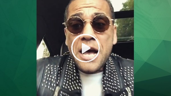 Dani Alves müzik dinlerken coştu