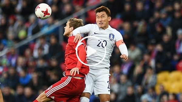 Güney Koreli futbolcu kendi kalesine 2 dakikada 2 gol attı!