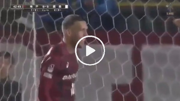 Hakemin sarı kartı Podolski'yi güldürdü