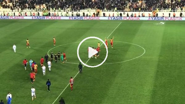 Yeni Malatyasporlu futbolcular galibiyeti halay çekerek kutladı