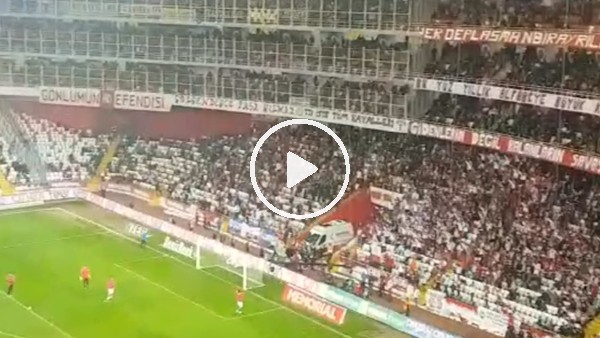 Samuel Eto'o, Fenerbahçe maçı öncesi tribünleri selamladı