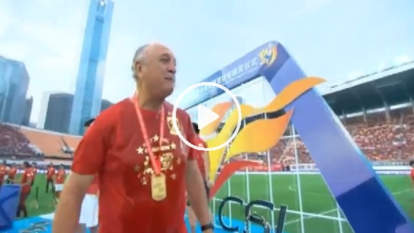 Felipe Scolari'yi bira ile yıkadılar!