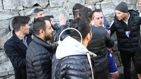 Taraftara sinirlendi, forması ile tribüne çıktı