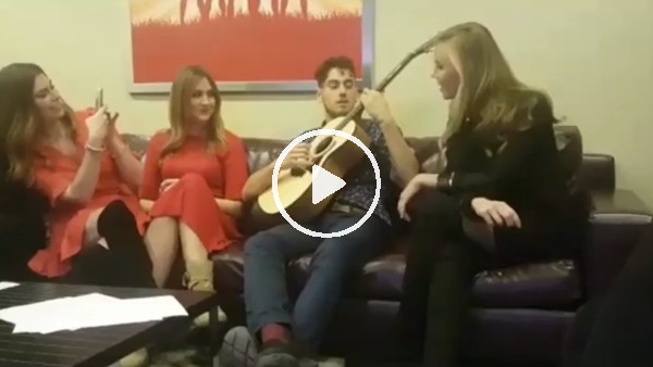 Güzel spiker kulakların pasını sildi