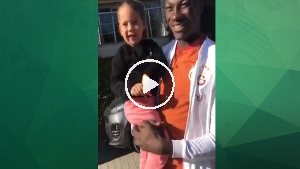 Gomis'i görüp heyecanlanan küçük kız