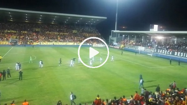 Beşiktaşlı futbolcular maçın ardından taraftarına koştu