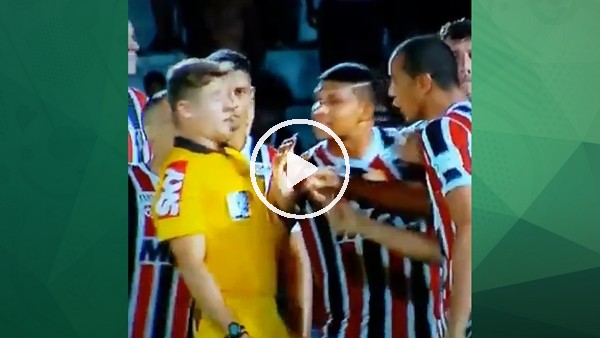 Futbolcu hakeme kafa attı