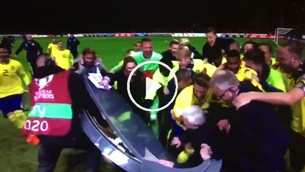 İsveçli futbolcular sevinçten canlı yayını bastı!