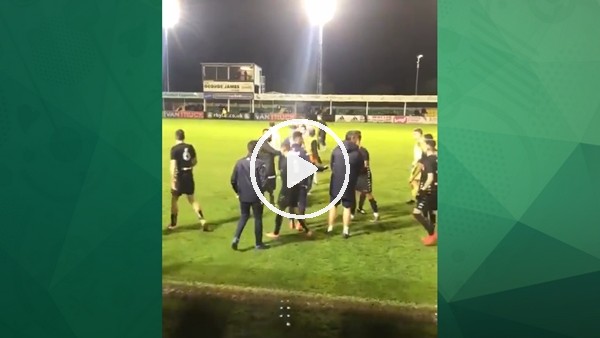 Oyuncular tekme, tokat birbirine girince maç yarıda kaldı!