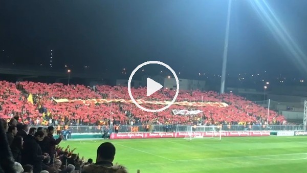 Göztepe tribünlerinin Beşiktaş maçında yaptıkları koreografi