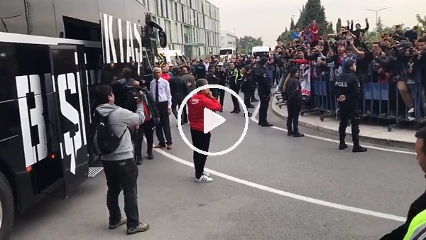 Süreyya Soner, taraftarlara üçlü çektirdi