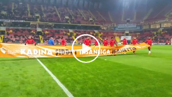 Kayserisporlu futbolculardan anlamlı pankart! "Kadına şiddet insanlığa ihanettir"