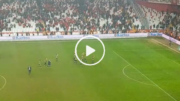 Fenerbahçeli futbolcular galibiyeti taraftarıyla kutladı