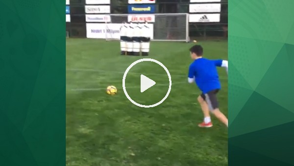 Robin van Persie'nin oğlundan frikik golü