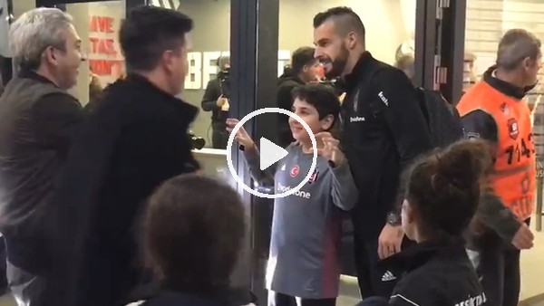 Negredo maçın ardından taraftarlarla fotoğraf çektirdi