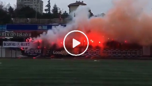 Kadınlar futbol maçında tribünlerde görsel şölen!