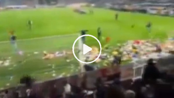 Çocuklar için sahaya oyuncak attılar!