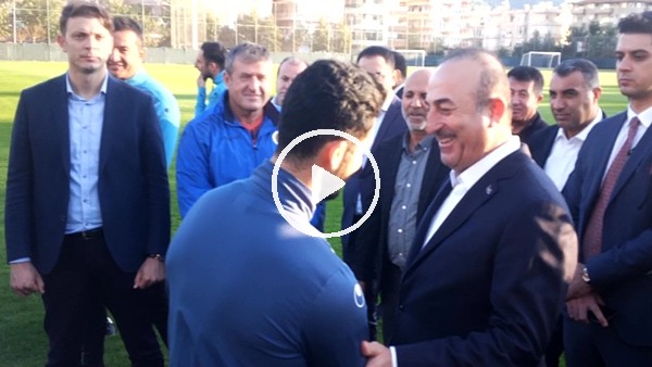 Dışişleri Bakanı Mevlüt Çavuşoğlu, Emre Akbaba'yı Milli takım için tebrik etti