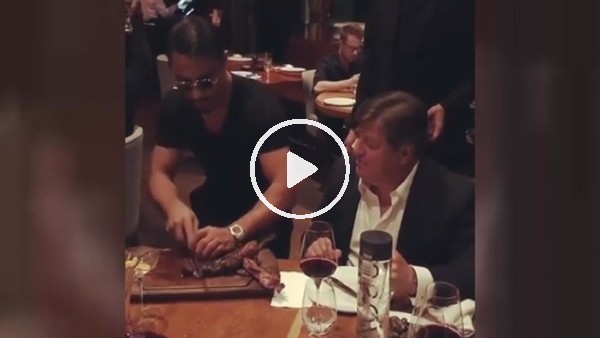 Nusret, Miguel Herrera'yı elleriyle besledi