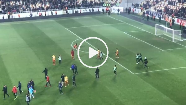 Yeni Malatyasporlu futbolcular galibiyeti taraftarıyla kutladı.