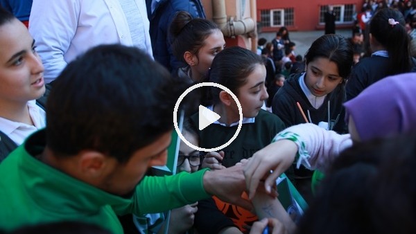 Öğrenciler Giresunsporlu futbolcu ve yöneticilerden imza almak için bir biriyle yarıştı