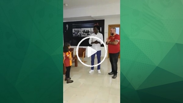 Galatasaraylı minik taraftarın Gomis sevgisi!
