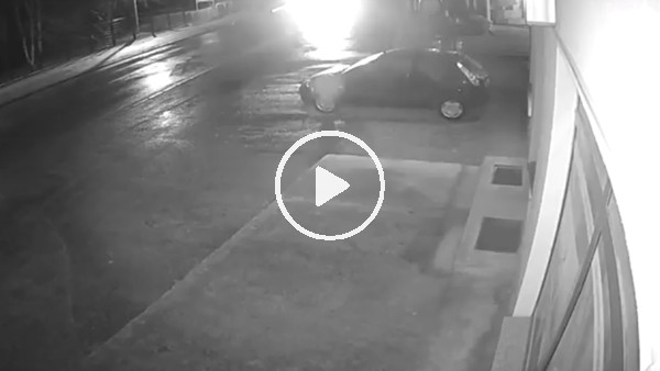 2 futbolcu camiye bira şişesi fırlatıp kaçtı