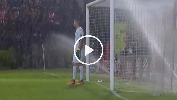 Boca Juniors maçında bir anda saha sulama sistemi çalıştı