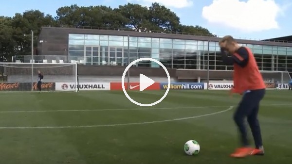 Luke Shaw'dan harika frikik golü