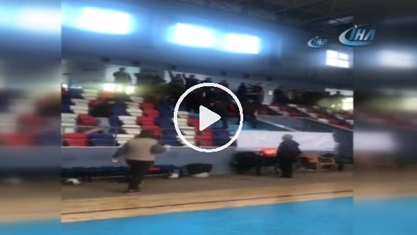 Futsal maçında taraftarlar rakip takımın oyuncularına saldırdı