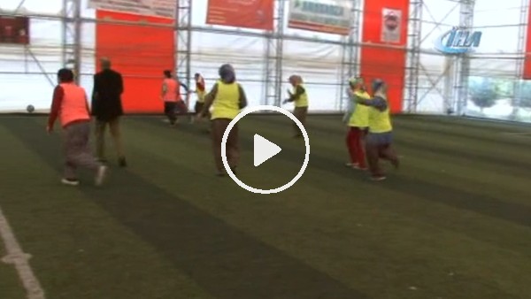 Kadınlardan davullu zurnalı şalvarlı futbol maçı