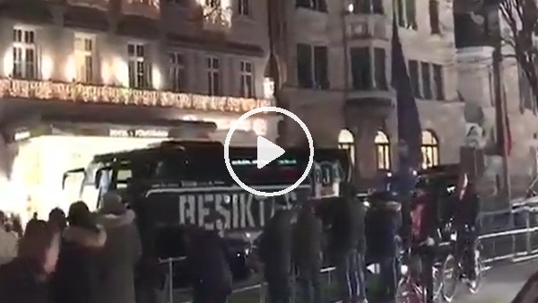 Beşiktaşlı taraftarlardan futbolculara destek!